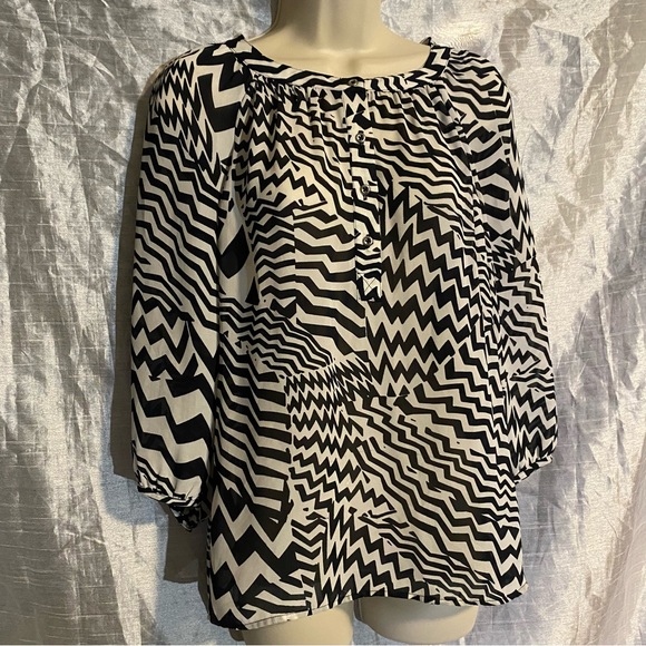 Banana Republic crepe zig zag top SZ XS GUC Button front and cuffs, light - Picture 1 of 9